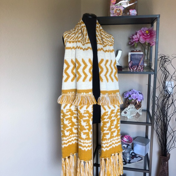 NWOT FREE PEOPLE MILE HIGH PRINT FRINGE KNIT SCARF - Picture 3 of 8
